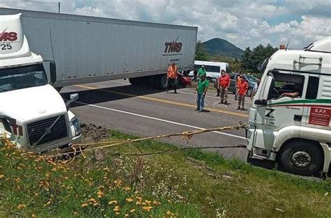 Tráiler se atora y causa cierre de la autopista Toluca Zitácuaro