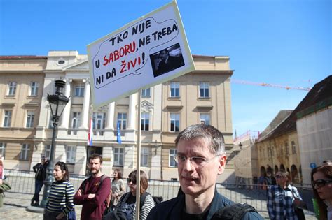 Foto Umjetnici Prosvjedovali U Zagrebu Ovo Su Njihovi Transparenti