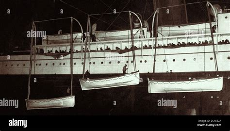 Los Botes Salvavidas Que Transportaban A Los Sobrevivientes Del Titanic