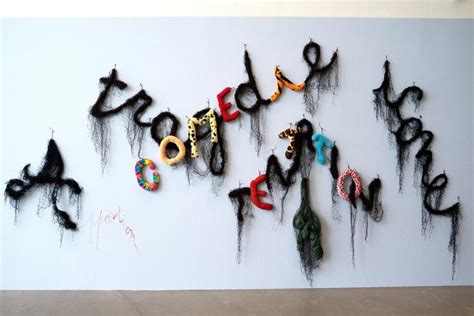 4 hjerter Udstillingen er så fransk og femme Men på måden hvor en stor dildo pik udgør hovedet