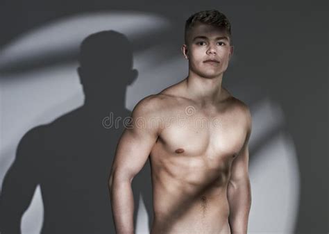 Hombre Culturista Y Músculo En Retrato De Estudio Sin Camisa O Seguro