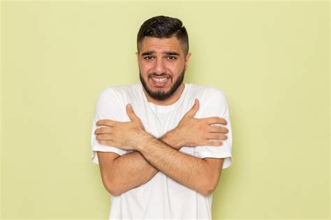 Uma visão frontal de um jovem do sexo masculino em uma camiseta branca