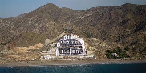 ALMERÍA La pelota del Algarrobico en el tejado de Carboneras mientras