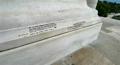 Sgorbi spray Ancona è piena ferito ancora il Monumento Writers in