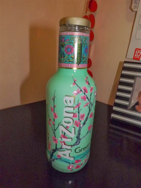 Toriuh: DIY: Arizona Tea Bottle vase!