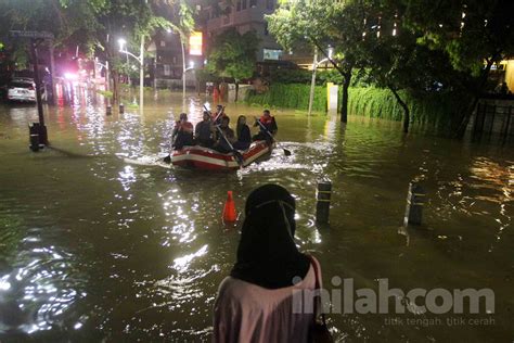 Foto Usai Hujan Deras Banjir Sempat Rendam Kawasan Elite Kemang