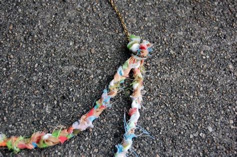 How To Tuesdays Fabric Scrap Necklace Make Retalhos De Tecido
