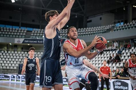 Basket ball Pro B Bryce Nze lintérieur qui monte Sport Nantes