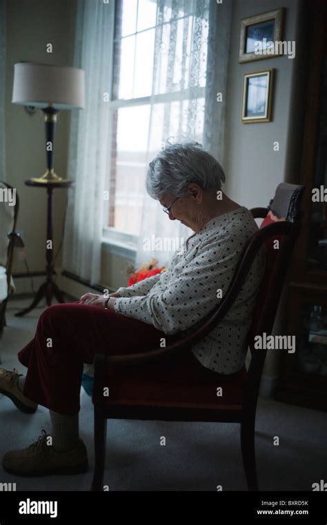 Vieille Femme Assise Dans Un Fauteuil Avec La Tête Inclinée Photo Stock