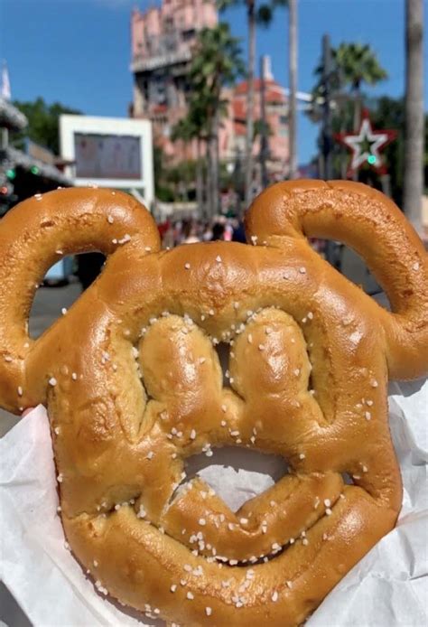 Mickey pretzel - Disney Hacks