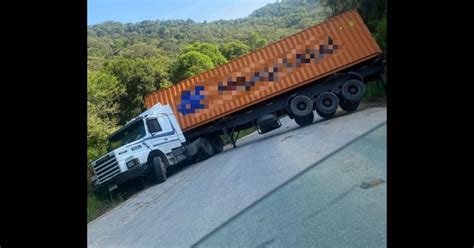 Caminh O Quase Tomba E Interdita Rua No Limeira Em Brusque