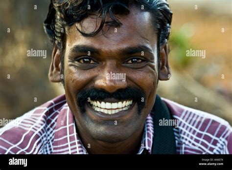 Lhomme Indien Avec Un Grand Sourire à Cochin Inde Banque Dimages Photo Stock 16744765 Alamy