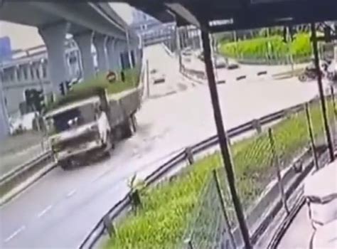 Video Brek Rosak Dipercayai Punca Lori Sodok Kereta Di Lampu Isyarat