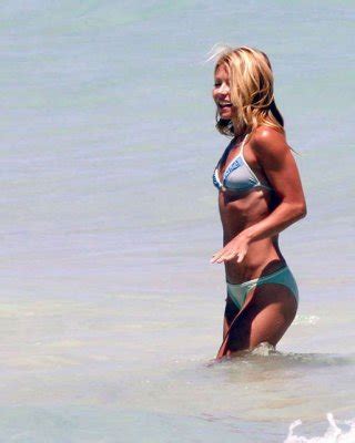 Kelly Ripa Showing Nice Nipples And Sexy Body In Bikini On Beach Porn Pictures Xxx Photos Sex