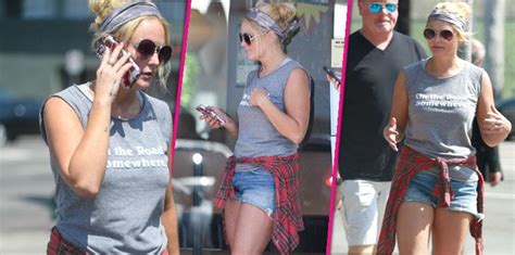 Miranda Lambert Conceals Bumpy Midsection After Reports She’s Pregnant