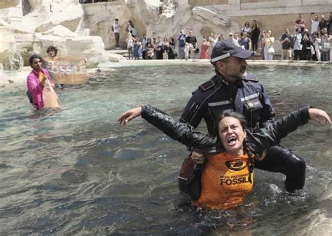 La Fuente de Trevi de Roma no sufrió daños con la protesta de los