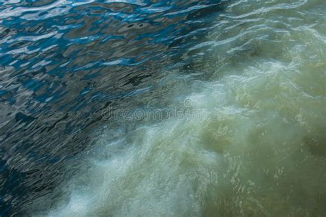 Vuil Oranje Water Uit Rioolleidingen Mengt Zich Met Rivierwater Stock