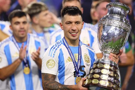 Lisandro Mart Nez Con Las Dos Copas Bicampeones De Am Rica Historia