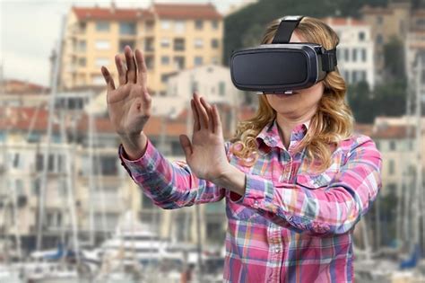 Chica Con Gafas Vr En El Fondo De Los Edificios De La Ciudad Mujer