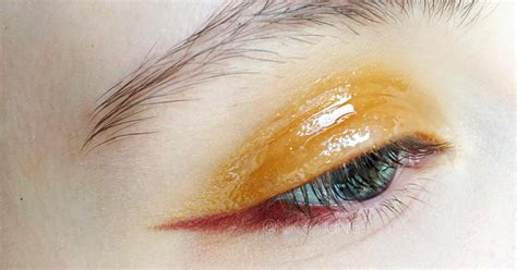 Glossy Eyeshadow Trend - Best Eye Makeup Looks Photos