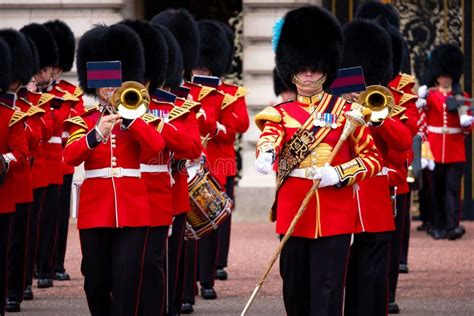 El Cambio Del Guardia En El Buckingham Palace En Londres Reino Unido