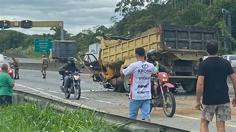 Caminhão Bate Em Mureta E Causa Filas Na Br 101 Jornal Razão