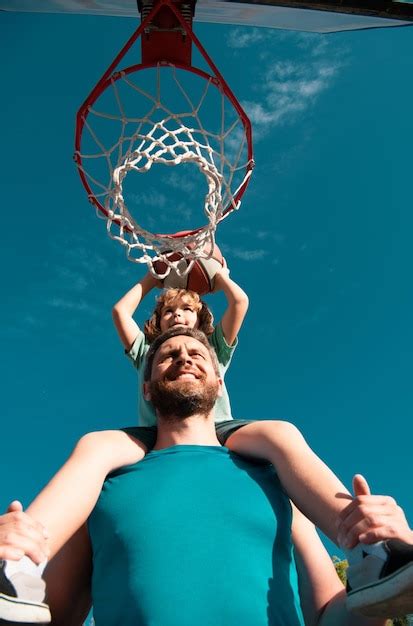 Pai E Filho Jogando Basquete Pai Carregando O Filho Nos Ombros Na