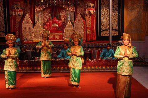 Bukittinggi Minangkabau Dance Tari Pasambahan Pengeditan Foto