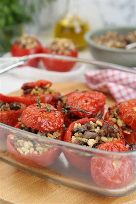 Deliciosos Tomates Rellenos Con Bulgur De Carne Picada Y Hongos En El