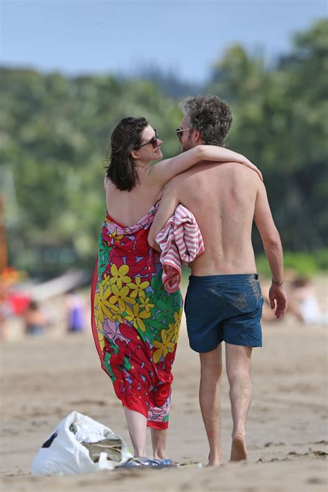 Anne Hathaway Bikini Candids Hawaii 12 27 2015 CelebMafia