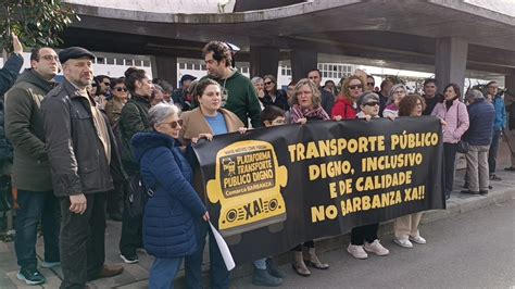 Un Centenar De Personas Protestan En Ribeira Por Los Problemas De