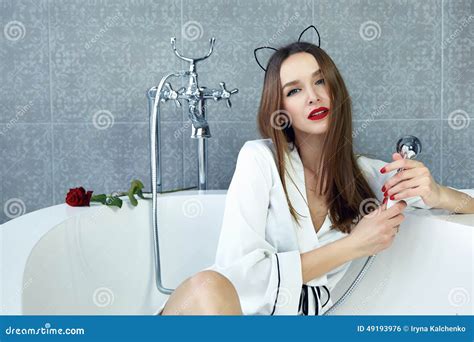 Femme Sexy Dans La Salle De Bains Dans La Saint Valentin Rose De Robe