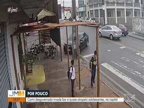 JMTV 1ª Edição Carro desgovernado invade bar e quase atropela