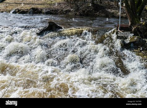 Einen Reissenden Fluss Bei Hochwasser Im Frühjahr Deutschland