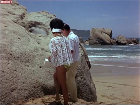 Naked Malú Reyes in La muerte en bikini