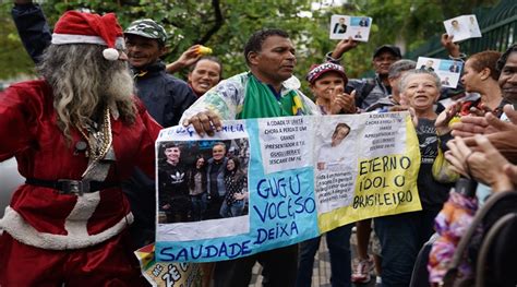 Corpo de Gugu chega à Assembleia Legislativa de SP e velório é aberto