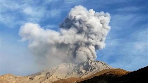 Volcán Ubinas de Perú aumenta su actividad con explosiones y emisión de