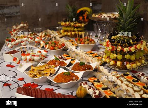 Cheap Finger Food Buffet Ideas Buffet displays, wedding finger foods ...