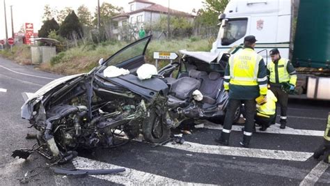 Muere Un Hombre De 42 Años Y Dos Mujeres Heridas En Una Colisión Frontal Entre Dos Coches