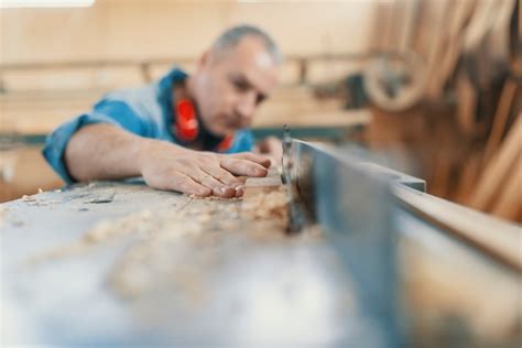 Carpintero Experto Cortando Un Pedazo De Madera En Su Taller De