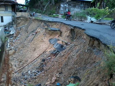 Di Terjang Longsor Akibatkan Jalan Hampir Putus Warga Sorkam Barat