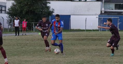 Renaux vence o Blumenau e é více líder da Série B de SC