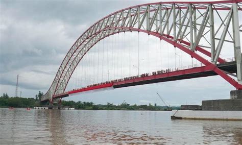 Sambut HUT RI Bendera Merah Putih Raksasa Berkibar Di Jembatan Ing