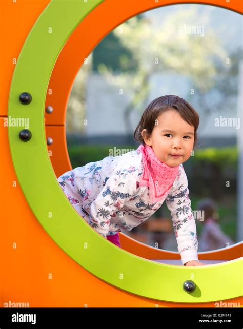 Toboggan Aire De Jeux Fille Parc Enfant Banque De Photographies Et D