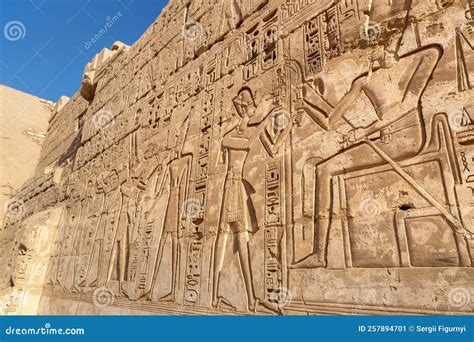 Templo Medinet Habu En Luxor Foto Editorial Imagen De Egipcio Egipto