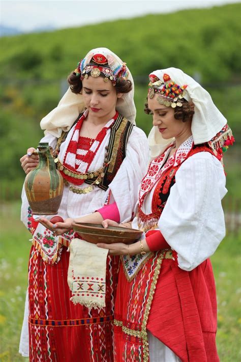 Traditional Looks Traditional Dresses Folk Costume Costumes