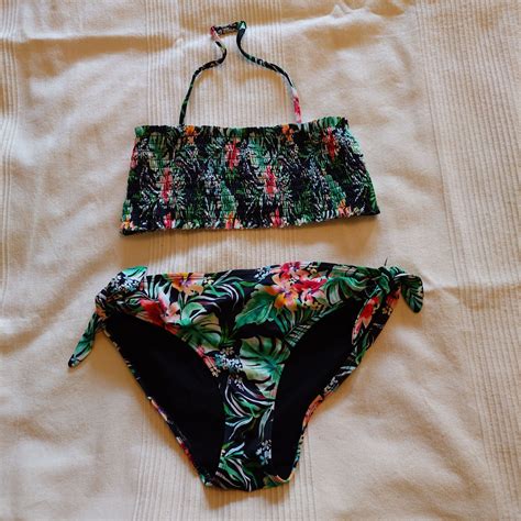 Se produkter som liknar Svart bikini med palmblad och på Tradera 675224642