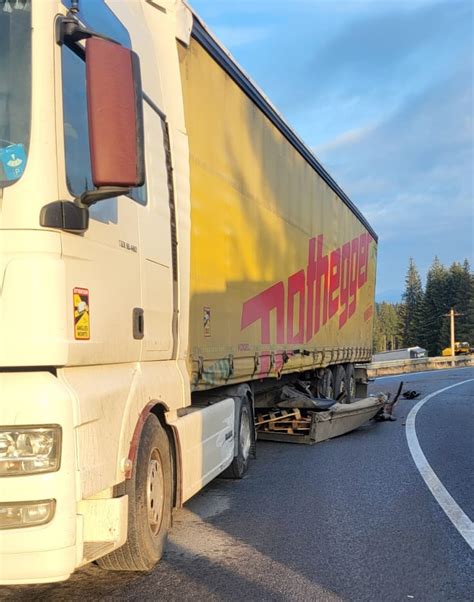 FOTO Ciocnire între un autocamion și un autoturism la Poiana Stampei