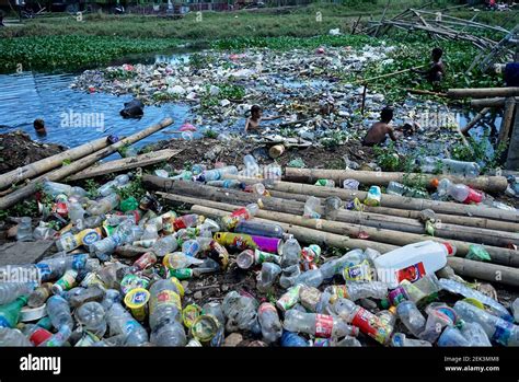 Los Ni Os Recogen Una Botella De Pl Stico En Un R O Lleno De Basura En