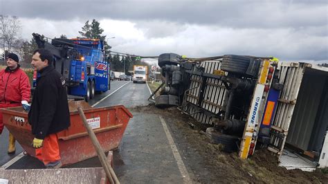 Lkw Anh Nger Kippt Auf Hofer Landstra E Um